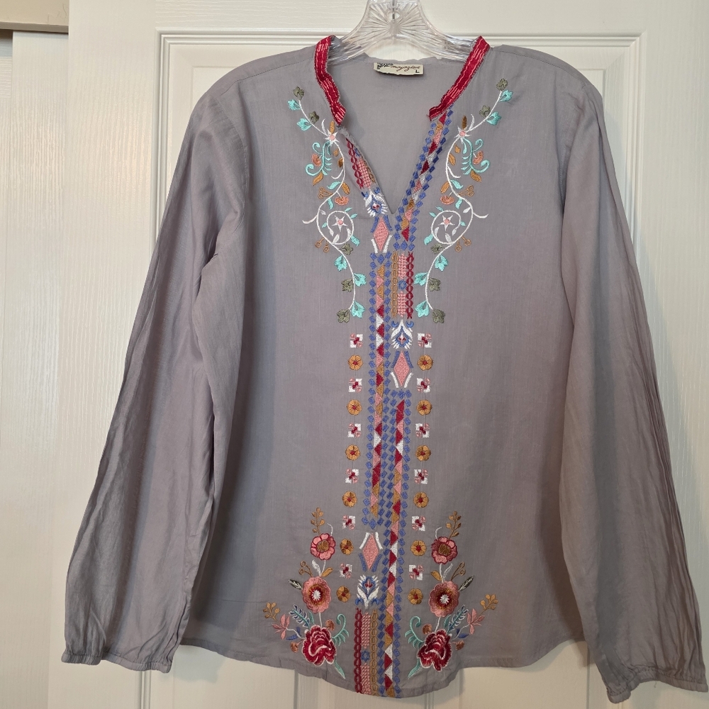 Magazine Embroidered V-Neck Women’s Top - Gray with Multicolor Accents Sz L